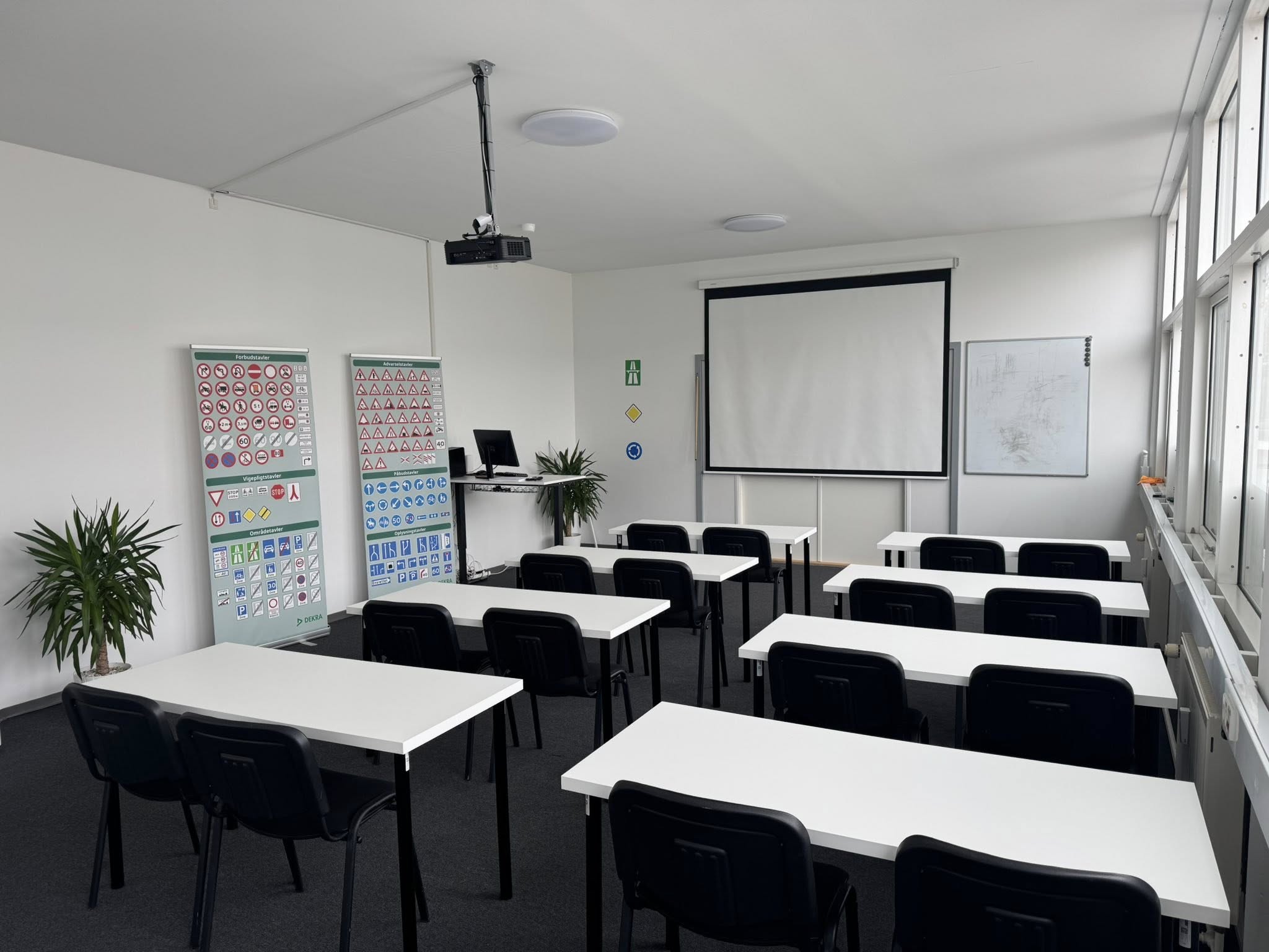 Teoriundervisningslokale hos Søndersø Køreskole i centrum af Værløse